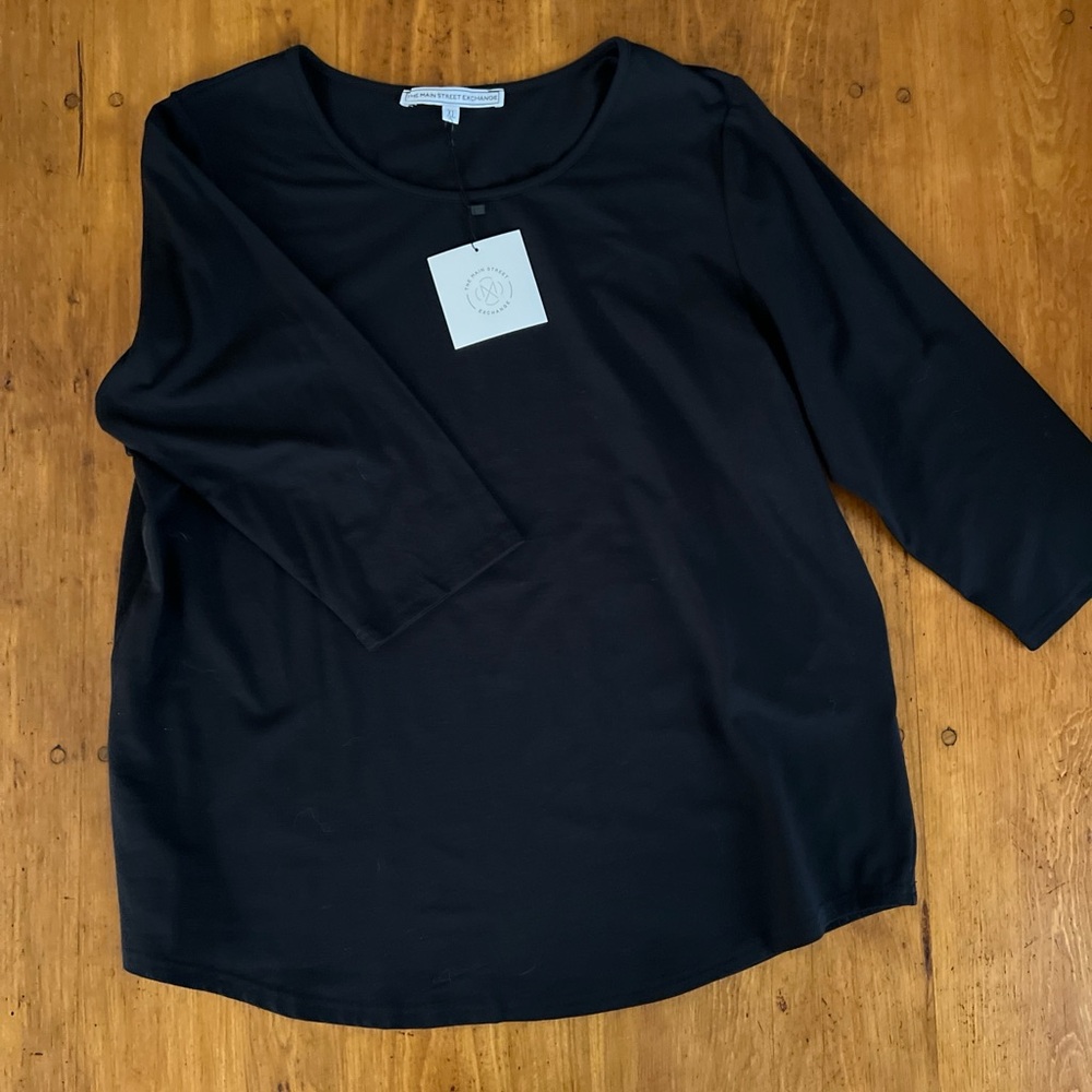NWT The Main Street Exchange Top with 3/4 Sleeves and curved hem line